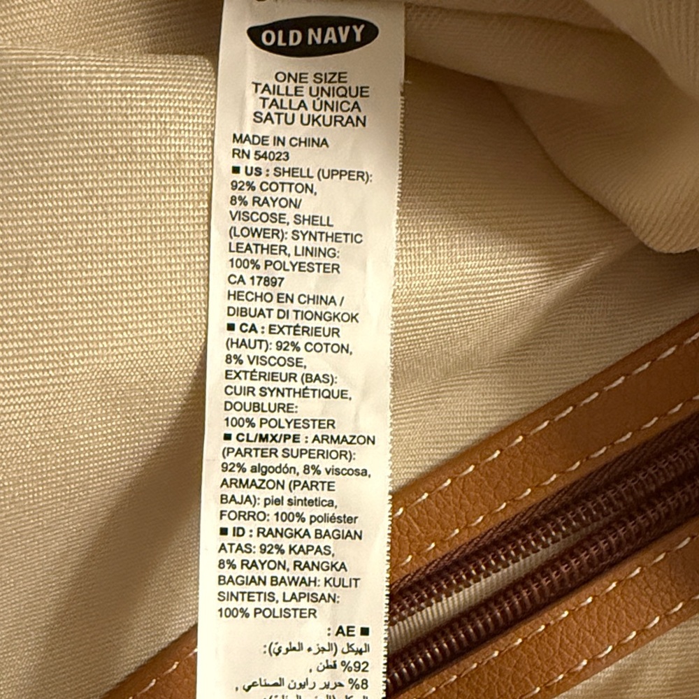 ๐Old Navy Beige and Tan Travel Bag with adjustable straps - Picture 9 of 10